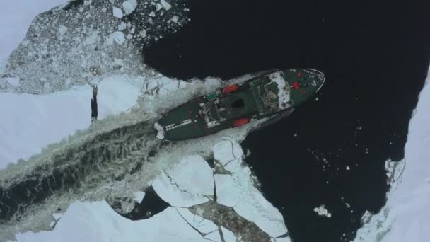 Het Zeeschip Beweegt Het Ijs — Stockvideo