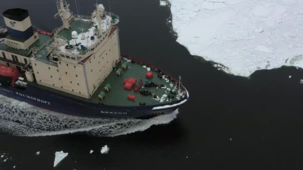러시아의 2021 쇄빙선 빙정으로 백해하구에 선박들의 약탈에 종사하고 — 비디오