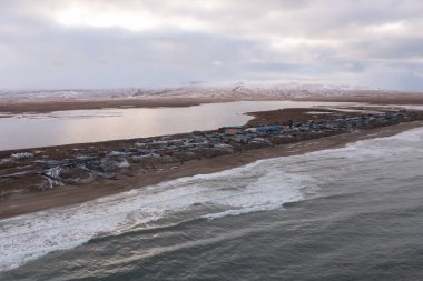 Enurmino, Chukotka özerk bölgesi, Rusya - 14 Ekim 2020: Çukçi Denizi kıyısındaki kuzey köyü.
