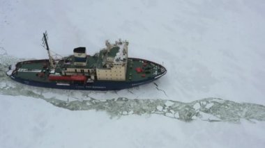 Arkhangelsk, Rusya - 16 Mart 2021 Dixon buzkıranı buza doğru ilerliyor. Kuzey Dvina ve Beyaz Deniz ağzındaki gemilerin buz pilotu..