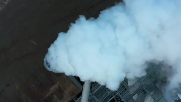 工場の煙突から煙が出ている — ストック動画