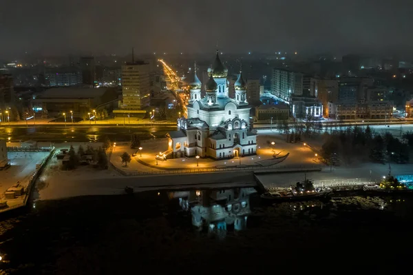 Arkhangelsk, Rusya - 25 Kasım 2020: gece yukarıdan kilise manzarası. Aydınlanmanın ışığında gece kilisede.