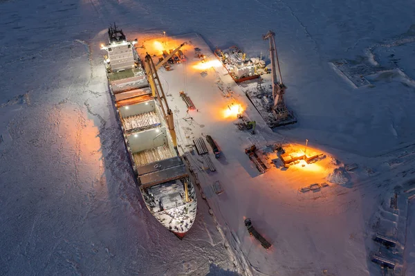 Sabetta, Tyumen bölgesi, Rusya - 07 Aralık 2020: Gemi rıhtımda kargo operasyonlarına başladı. Gemi buzun içinde donmuş..