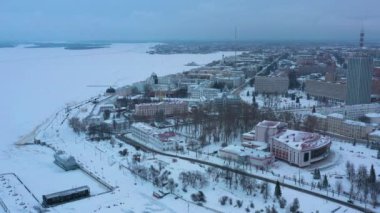 Arkhangelsk, Rusya - 1 Ocak 2021: Kış manzarası, şehir ve nehir manzarası.