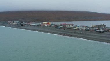 Uelen, Çukotka özerk bölgesi, Rusya - 19 Ekim 2020: Kırsal yerleşim Uelen. Chukchi Denizi kıyısındaki kuzey köyü..