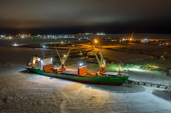 Sabetta, Tyumen bölgesi, Rusya - 02 Aralık 2020: Kuru kargo gemisi rıhtımda kargo operasyonlarına başladı. Gemi buzun içinde donmuş..