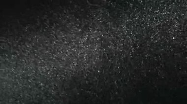 Kar gece bir ışık demetinde yağar.