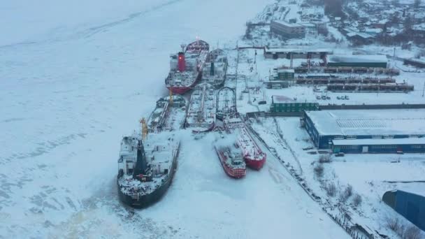 Archangelsk Rusland December 2020 Winterlandschap Van Rivier Aangemeerde Schepen Een — Stockvideo