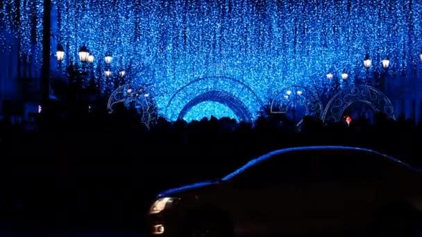 俄罗斯符拉迪沃斯托克 2020年1月1日 街道上有灯光和移动车辆及人员的轮廓 — 图库视频影像