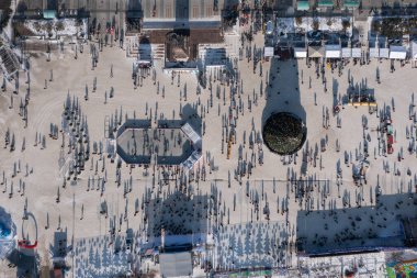 Vladivostok, Rusya - 1 Ocak 2020: Kış şehri manzarası, şehir meydanı manzarası.