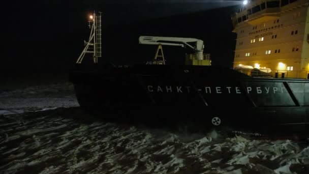 ロシアのタイメン州サベッタ 2020年12月2日 夜に砕氷船が氷の上を動く — ストック動画