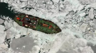 Vladivostok, Rusya - 11 Şubat 2020: Gemi buzun içinde hareket ediyor, hava manzaralı.
