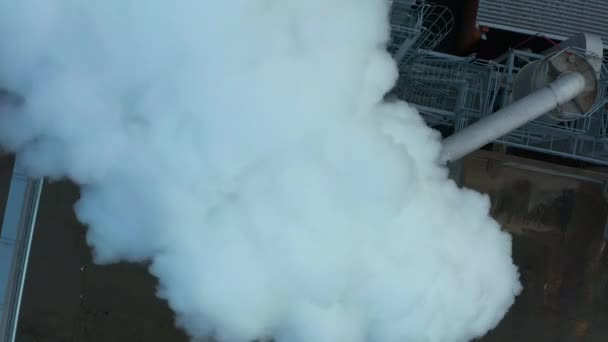 工場の煙突から煙が出ている — ストック動画