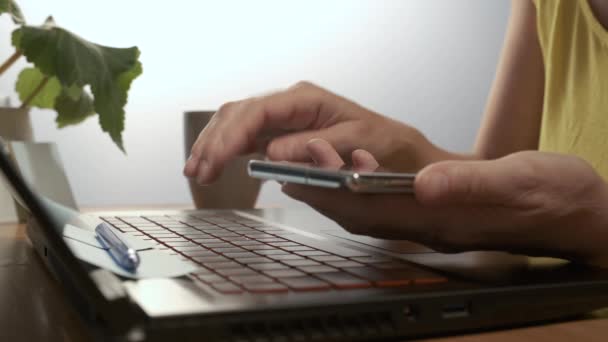 Mãos Trabalham Teclado Computador Portátil Menina Trabalha Com Laptop Smartphone — Vídeo de Stock