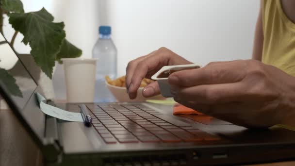 Handen Werken Het Laptop Toetsenbord Een Meisje Dat Een Laptop — Stockvideo