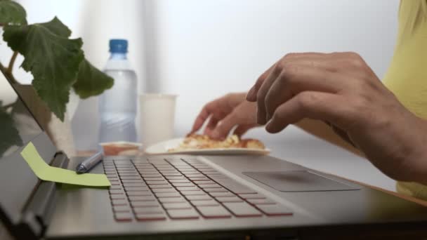Руки Работают Клавиатуре Ноутбука Девушка Работающая Ноутбуком Ест Пиццу — стоковое видео