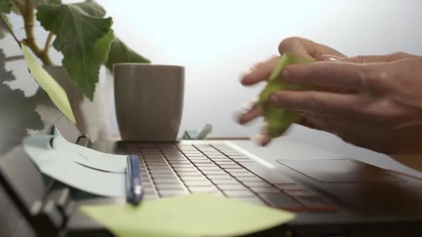 Handen Werken Het Laptop Toetsenbord Het Meisje Dat Laptop Werkt — Stockvideo