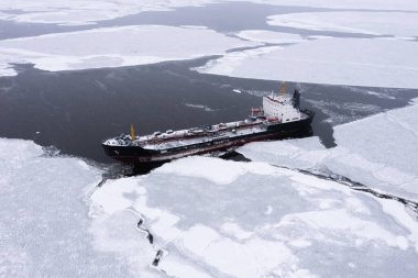 Gemi buzların arasında, denizde..