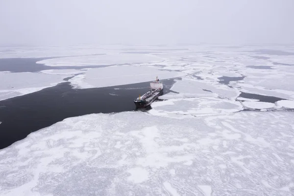 Корабль Море Среди Льда — стоковое фото