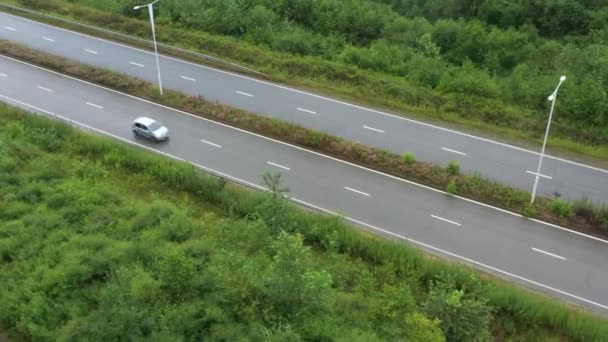 汽车沿着大路在森林和田野之间行驶 — 图库视频影像