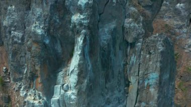 Kayaların ve gökyüzünün bulutlarla görüntüsü.