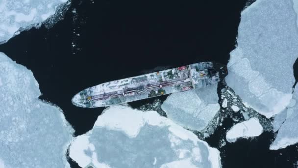 Barco Está Mar Entre Hielo — Vídeo de stock