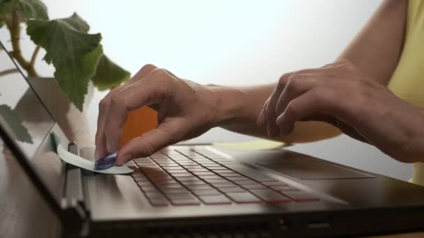 Руки Работают Клавиатуре Ноутбука Девушка Работающая Ноутбуком Пишет Стикерах — стоковое видео