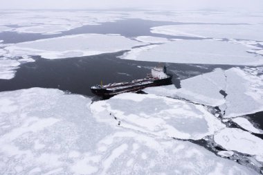 Gemi buzların arasında, denizde..