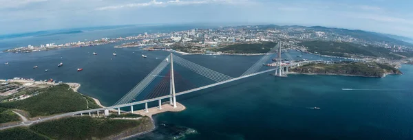 Vladivostok, Rusya - 23 Ağustos 2021: Köprünün ve Vladivostok kentinin havadan görünüşü.