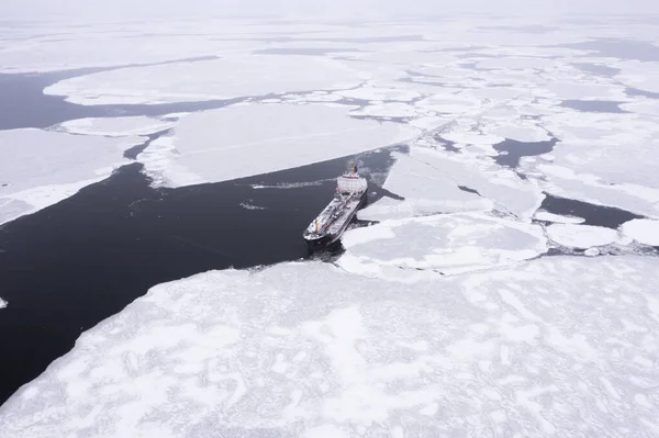 Navire Est Dans Mer Parmi Les Glaces — Photo