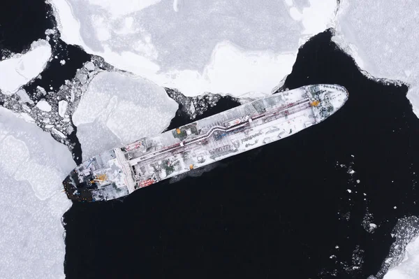 船は氷の間の海にあります — ストック写真