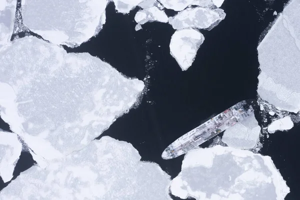 Navio Está Mar Entre Gelo — Fotografia de Stock