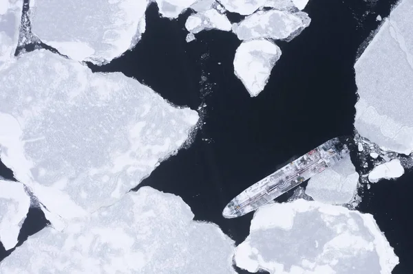 Het Schip Ligt Zee Tussen Het Ijs — Stockfoto