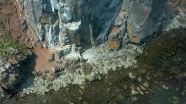 Deniz manzarası, kayalar ve deniz manzarası.