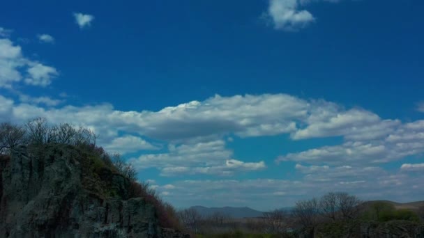 Άποψη Των Βράχων Και Του Ουρανού Σύννεφα — Αρχείο Βίντεο