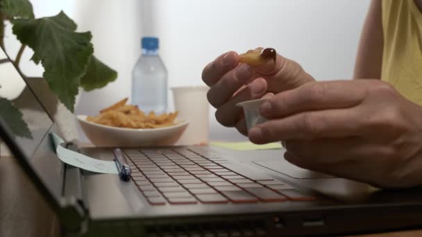 Las Manos Funcionan Con Teclado Del Portátil Una Chica Que — Vídeo de stock