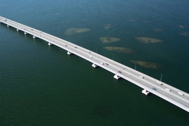 Vladivostok, Rusya - 28 Ağustos 2021: Amur Körfezi yakınlarındaki Vladivostok kenti yakınlarındaki köprünün havadan görünüşü