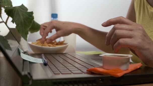 Las Manos Funcionan Con Teclado Del Portátil Una Chica Que — Vídeo de stock