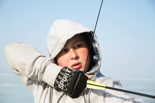 The boy looks at a target — Stock Photo, Image