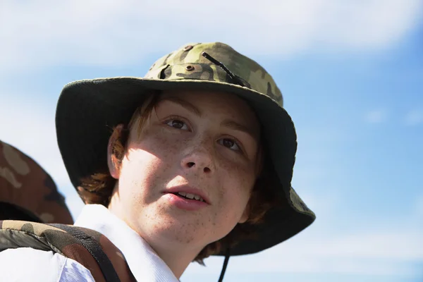 Θέαμα του αγοριού σε ένα καπέλο — Φωτογραφία Αρχείου