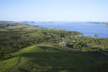 Yeşil tepeler ve mavi deniz