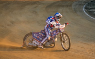 Motosiklet yarışçısı dönüş bırakır