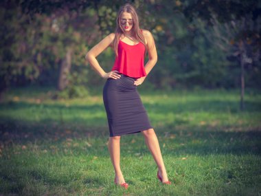 Genç Kız parkta güneşli bir günde poz