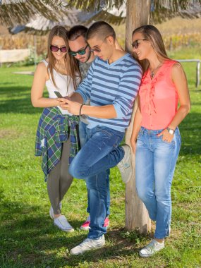 Arkadaşlar eğlenmeye açık genç grup