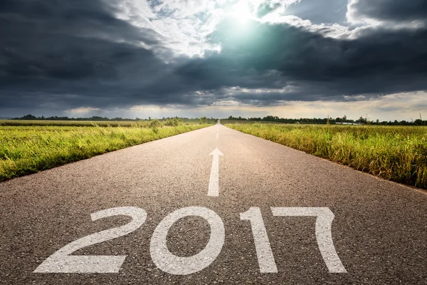 Tyhjä tie tulevaan 2017 vastaan iso pilvi — kuvapankkivalokuva