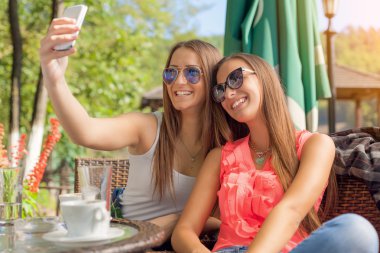 Gülümseyen ve selfie alarak iki genç kız