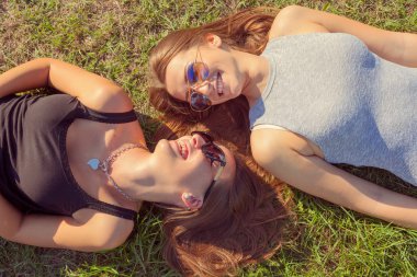 Gülen ve having fun açık havada iki genç kız