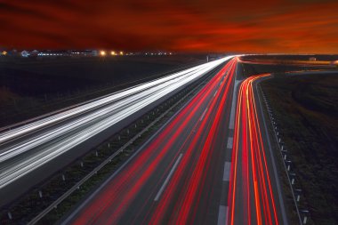 Güzel gün batımı, karayolu üzerinde ışık yollar