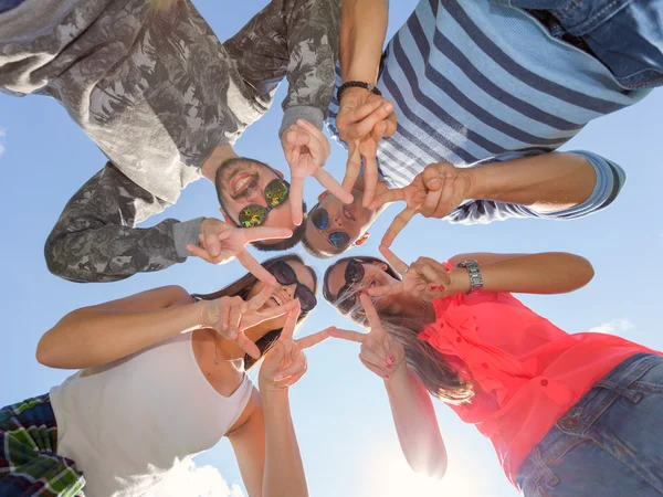Группа друзей веселится в идиллический солнечный день — стоковое фото