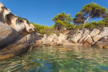 Güneşte zevk kadınlarla yeşil lagün üzerinde göster